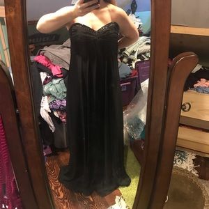 Sweetheart formal black full-length dress